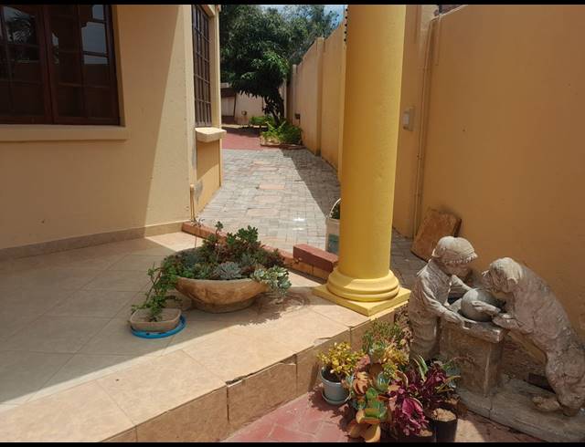6 BEDROOM HOUSE FOR SALE IN SAFARI GARDENS